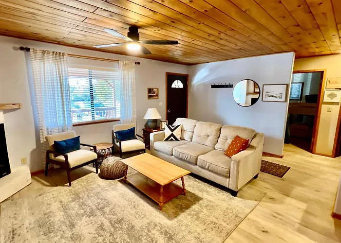 Cozy In With A Deck, Fireplace And Pet Friendly Holiday home