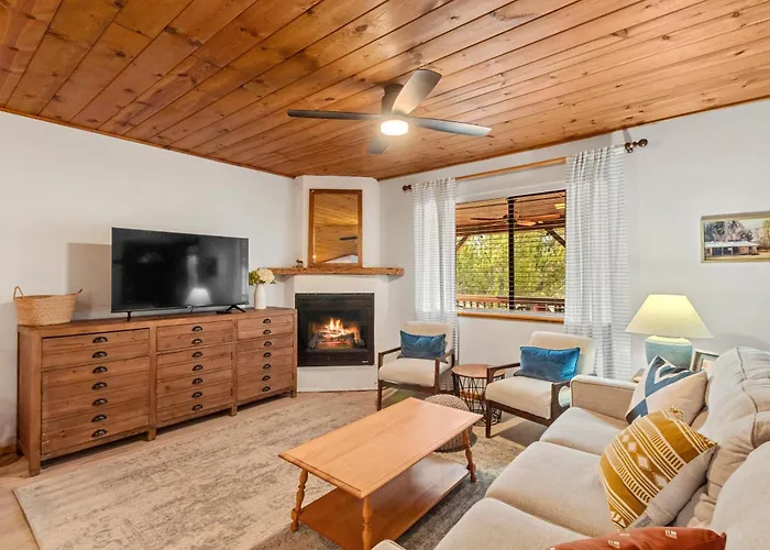 Cozy In With A Deck, Fireplace And Pet Friendly Holiday home