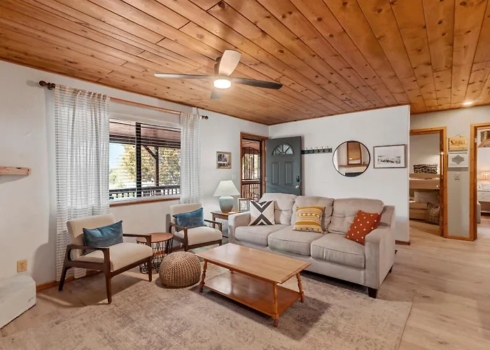Cozy In With A Deck, Fireplace And Pet Friendly *