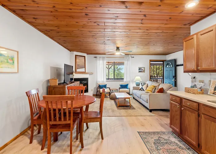 Cozy In With A Deck, Fireplace And Pet Friendly Holiday home *