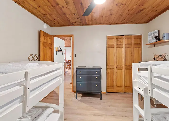 Cozy In With A Deck, Fireplace And Pet Friendly Holiday home *